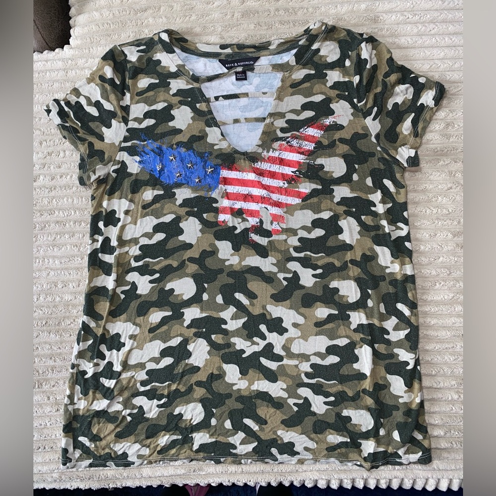 🇺🇸 🦅 Rock & Republic Women’s Camo Graphic T-Shirt – Medium